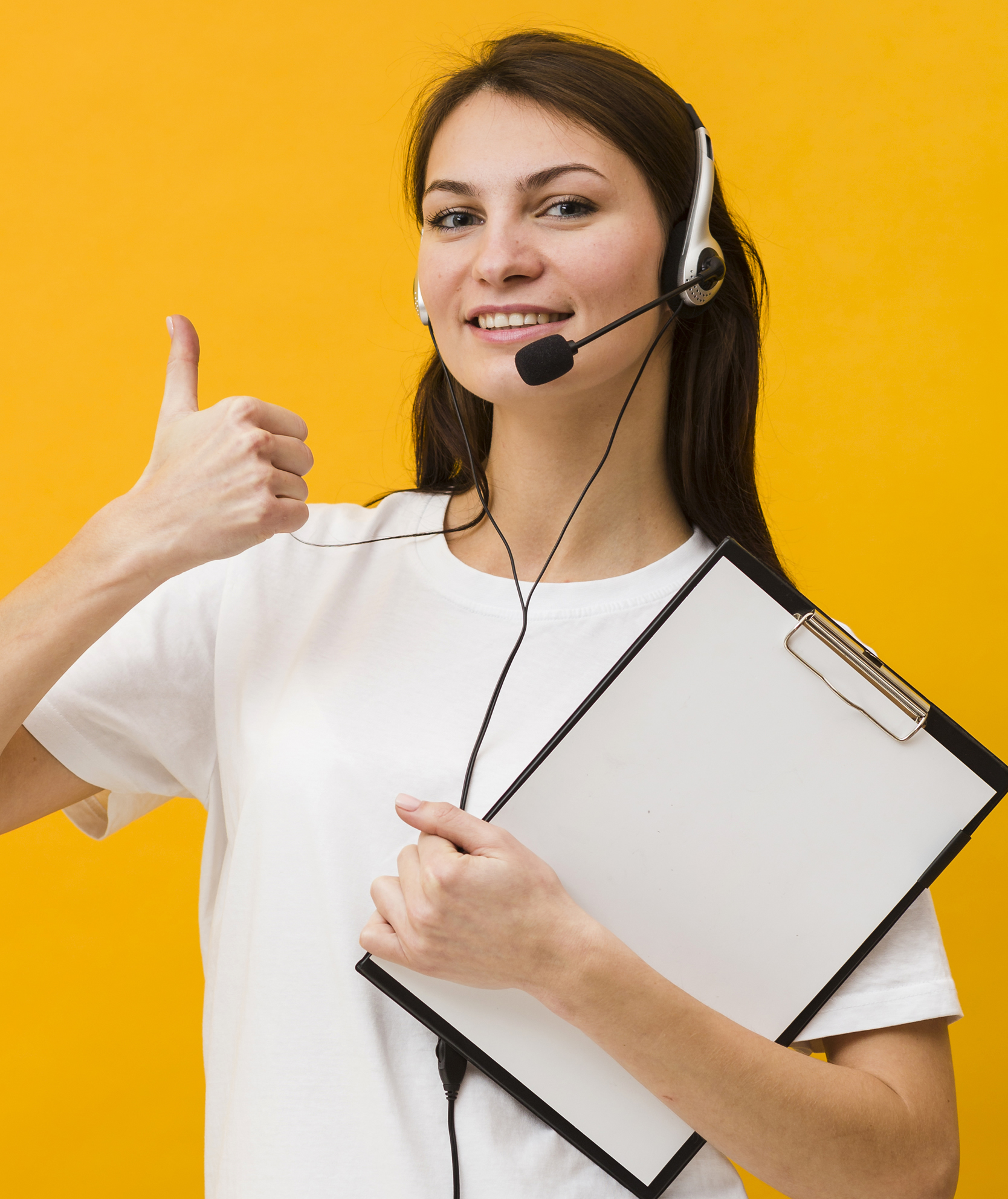 Asesora de atención con auriculares sobre fondo amarillo